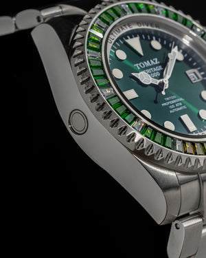 
                  
                    Load image into Gallery viewer, Ultimate Diver GR06-D3 (Silver/Green) with Green Yellow White (Silver Stainless Steel)
                  
                